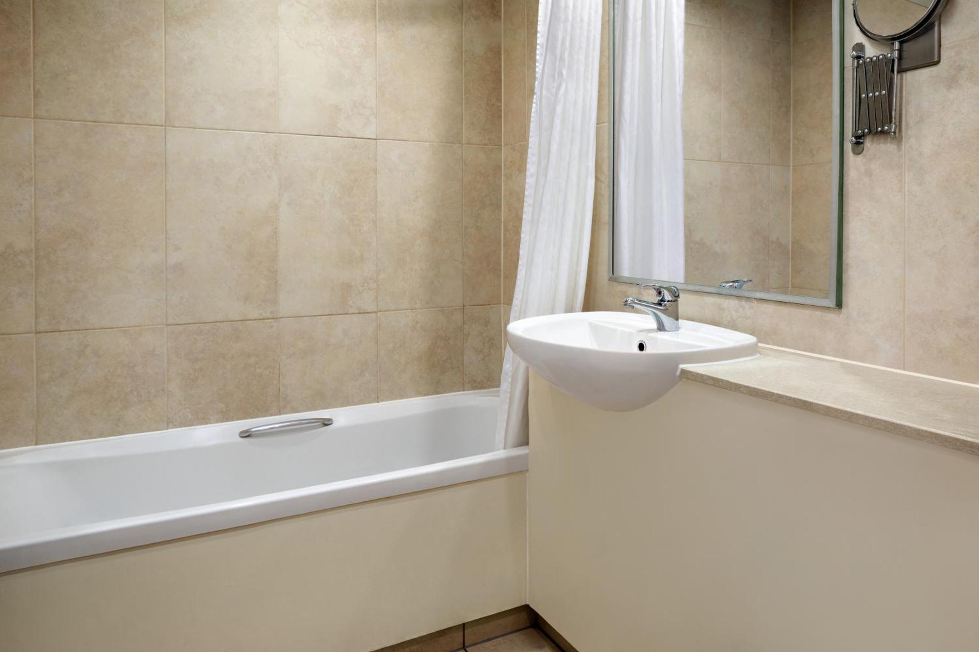 Ramada By Wyndham Cheltenham Golden Valley Dış mekan fotoğraf