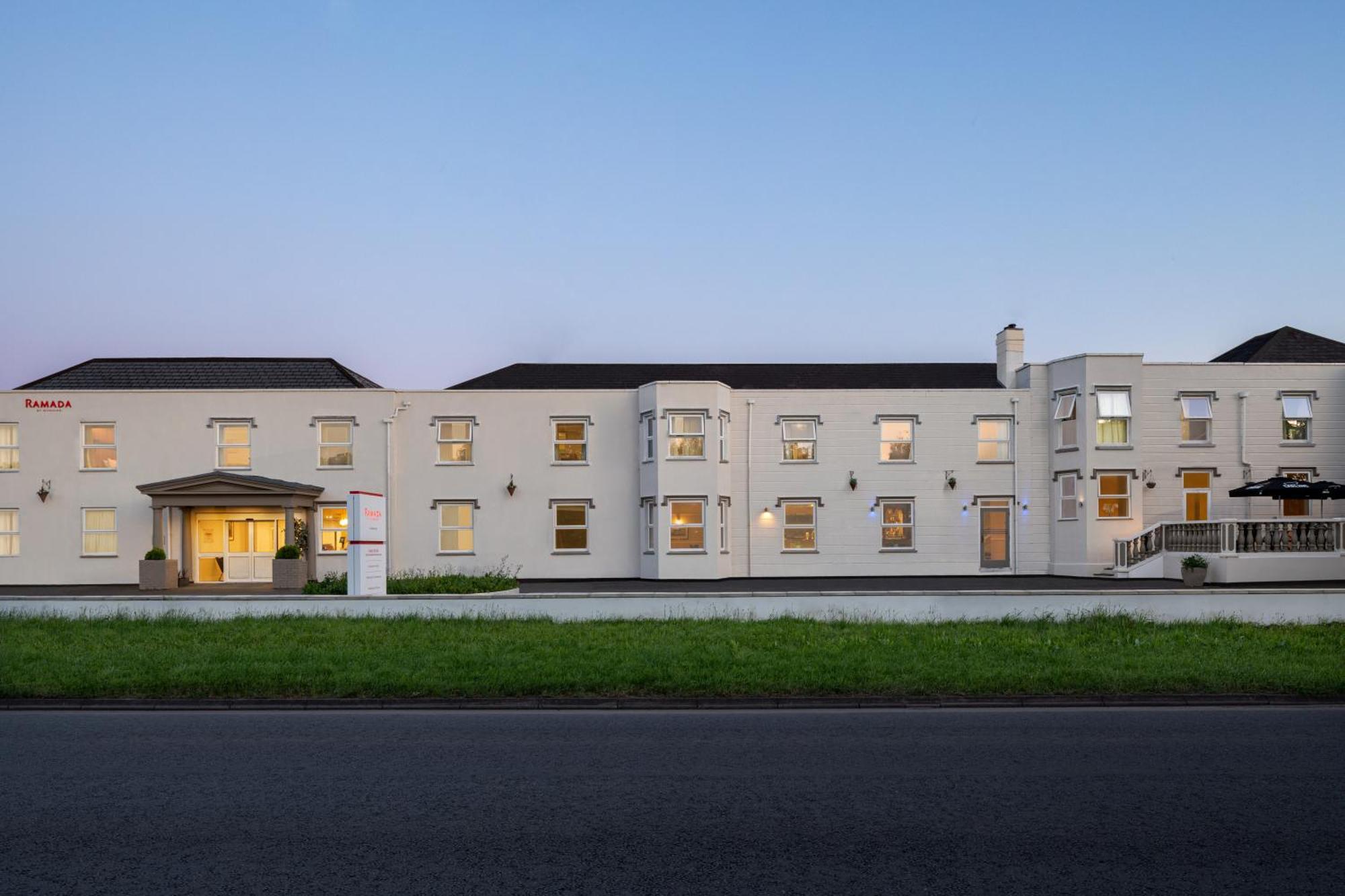 Ramada By Wyndham Cheltenham Golden Valley Dış mekan fotoğraf