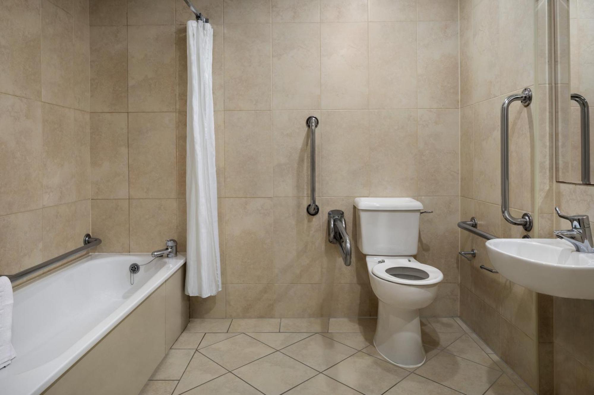 Ramada By Wyndham Cheltenham Golden Valley Dış mekan fotoğraf