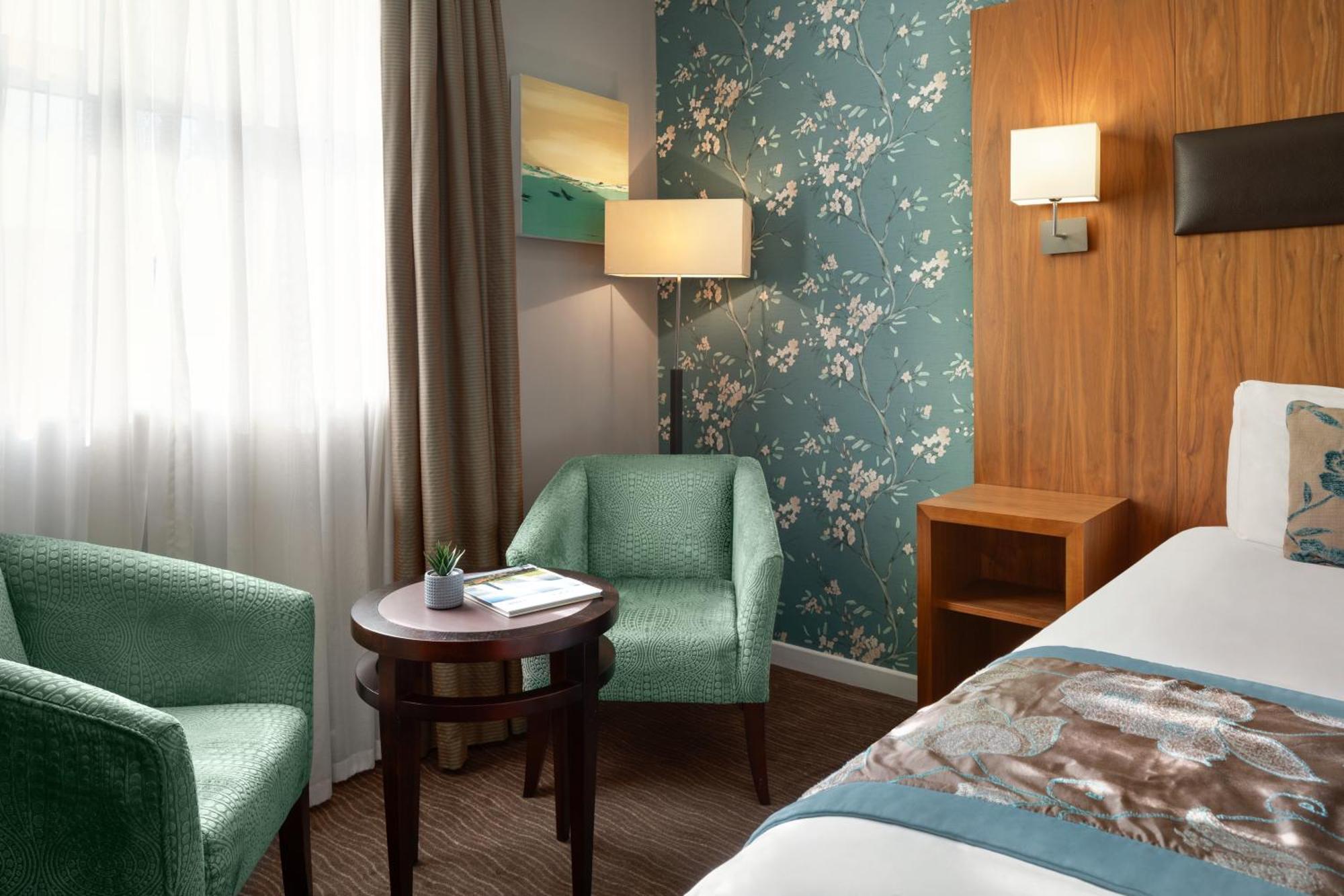 Ramada By Wyndham Cheltenham Golden Valley Dış mekan fotoğraf